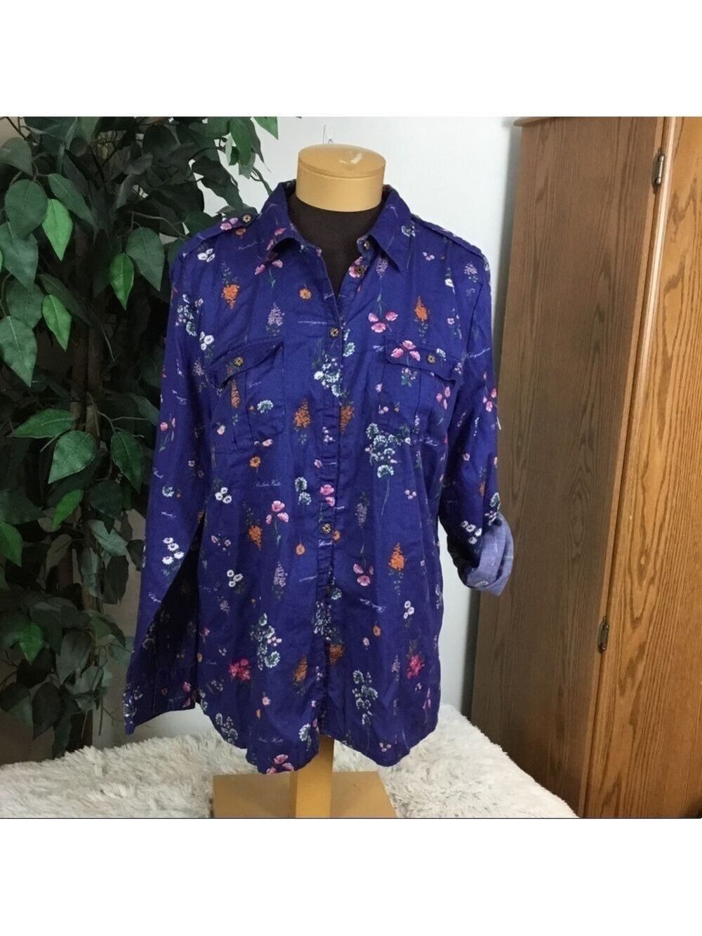 JACLYN Smith XL royal blue floral button down roll sleeve top